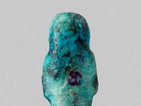 Aeg F 63 RS  Aeg F 63, Rückseite, Dritte Zwischenzeit, Uschebti, Fayence, H 6,4 cm, B 2,6 cm, T 1,7 cm : Bestandskatalog Ägypten, Museumsfoto: Claus Cordes